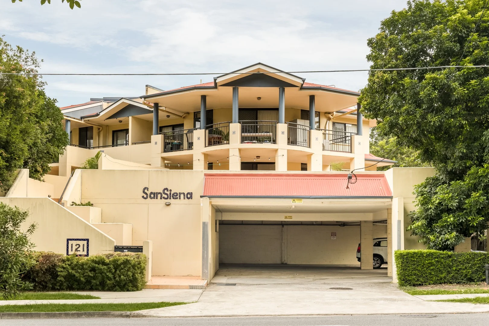 2/121 Sir Fred Schonell Drive, St Lucia QLD 4067