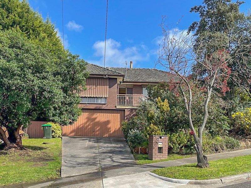 5 bedrooms House in 3 CENTAUR GROVE DONCASTER EAST VIC, 3109