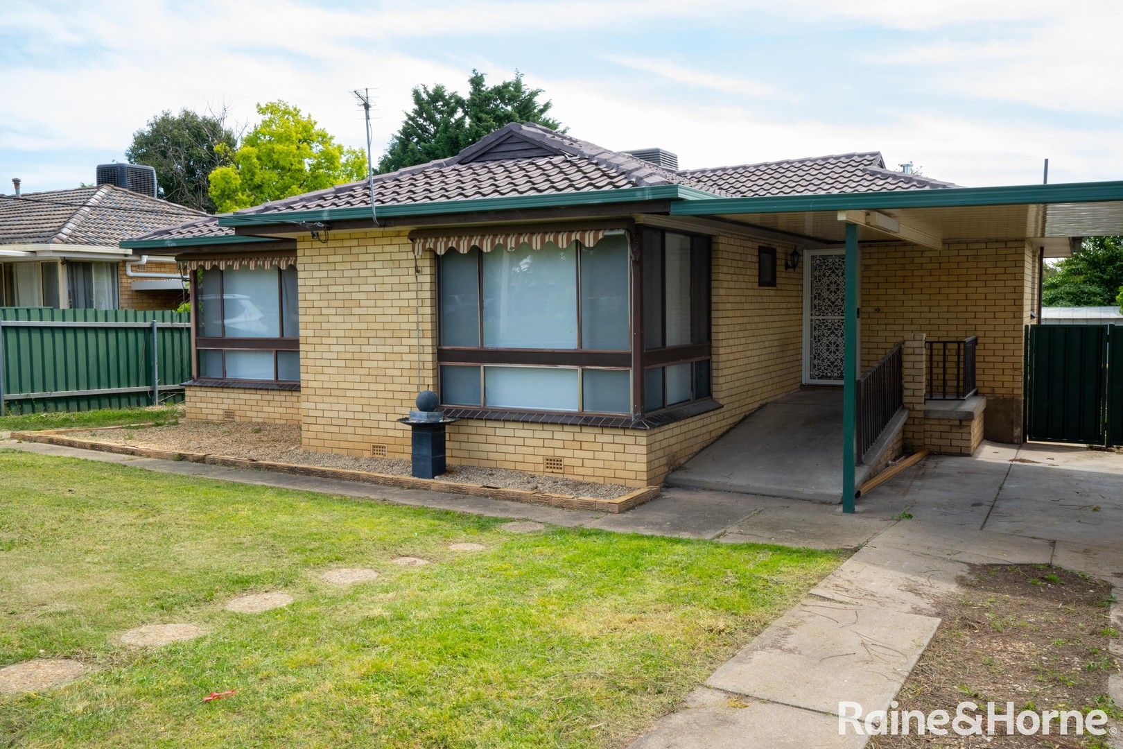 3 bedrooms House in 4 Martin Street TOLLAND NSW, 2650