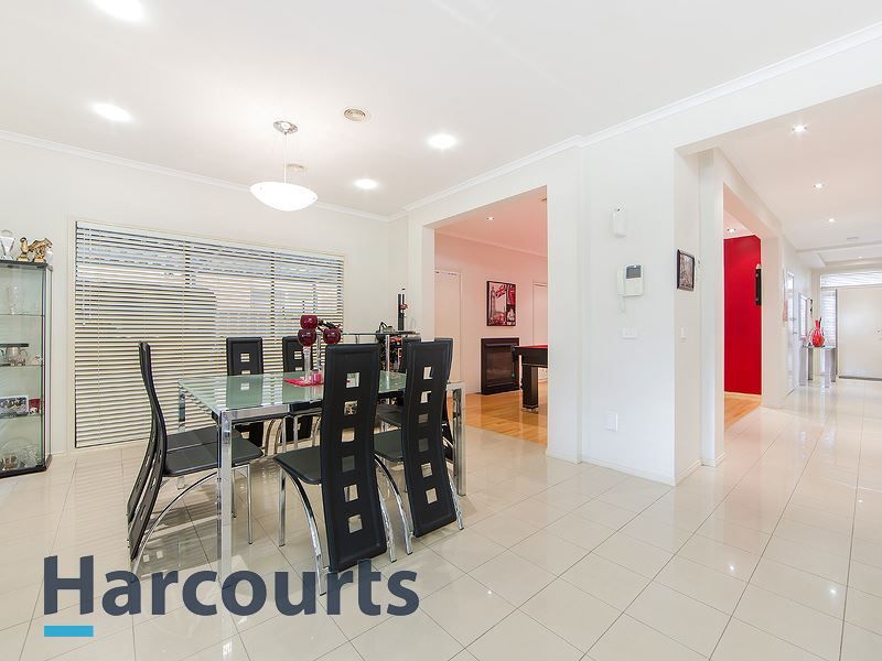 8 Hunts Cross Way, Caroline Springs VIC 3023, Image 2