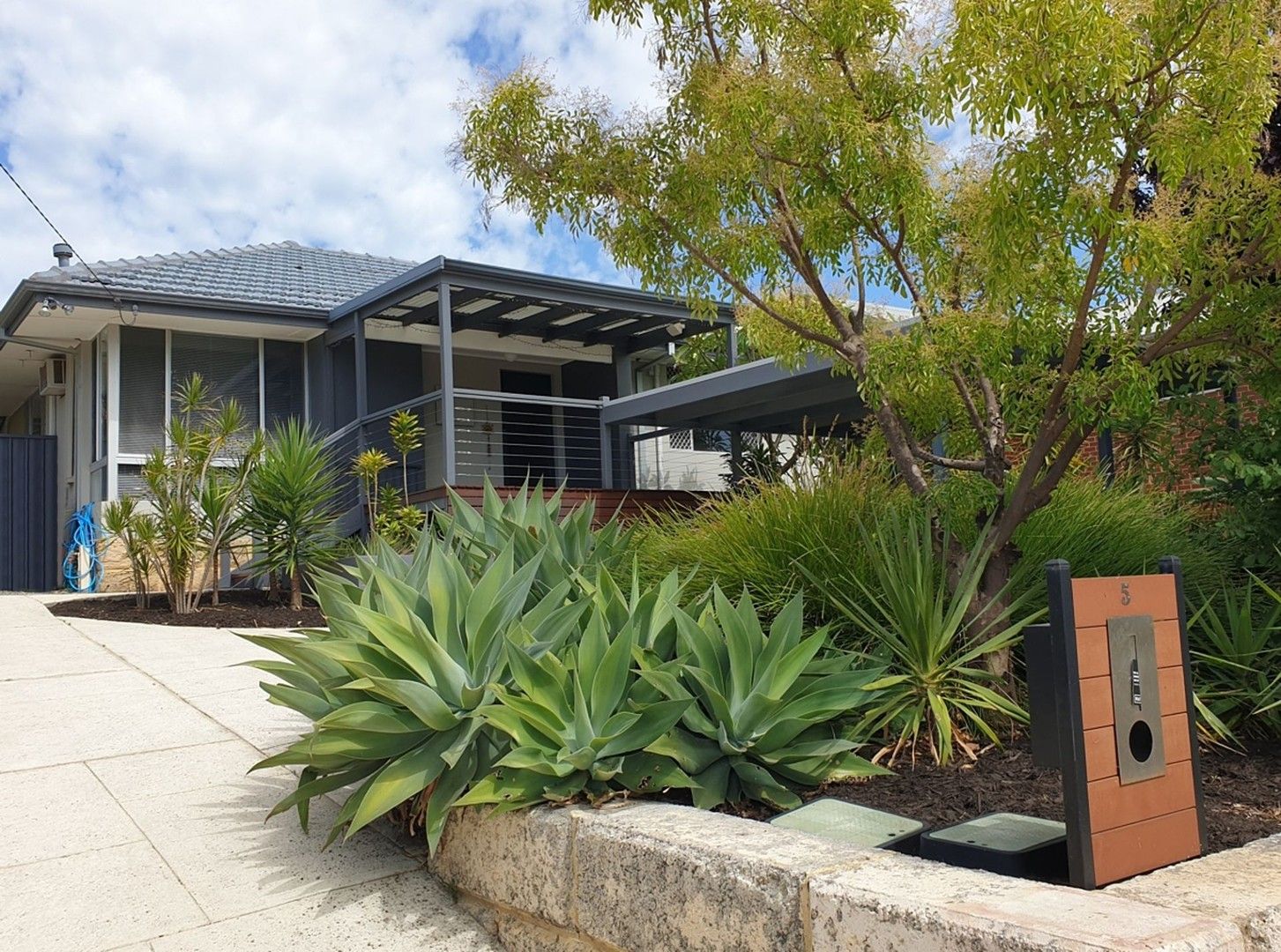 4 bedrooms House in 5 Charles St KARRINYUP WA, 6018