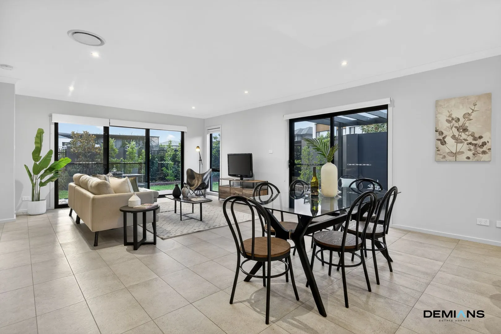 This one is limited edition. On a corner position. In immaculate condition. 

In the heart of the Georges Cove Estate, this one is an easy decision. – další