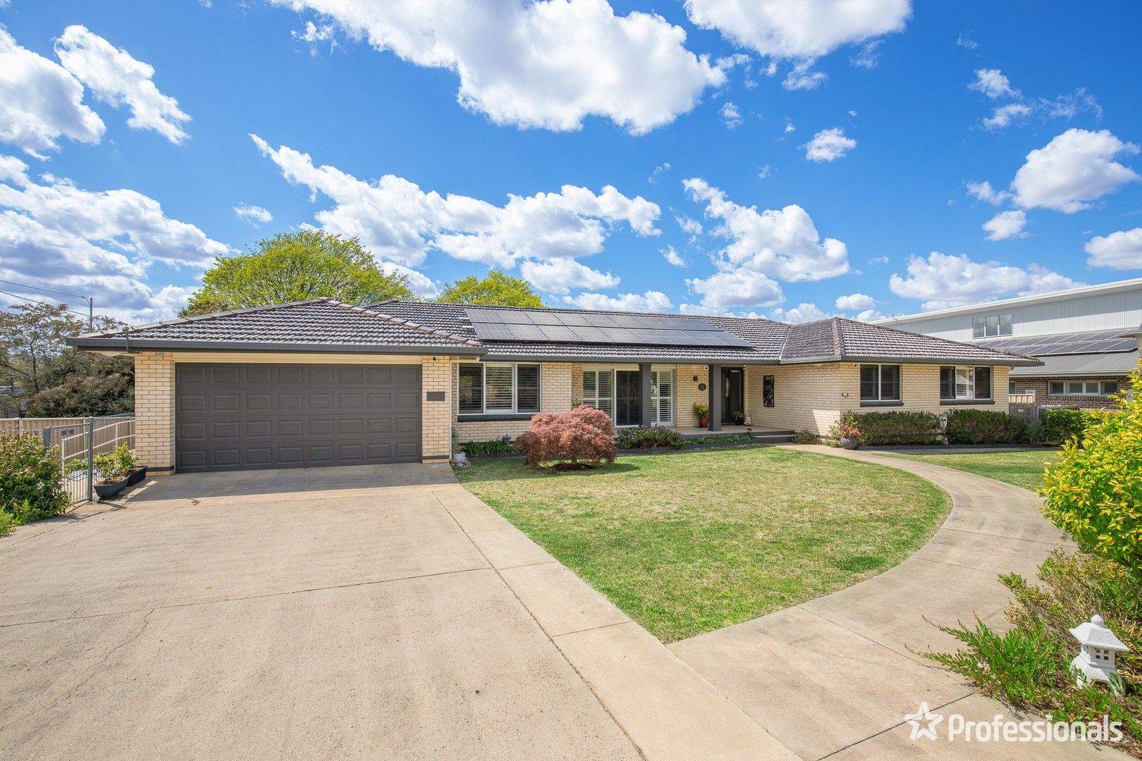 11 Chestnut Avenue, Armidale NSW 2350, Image 1