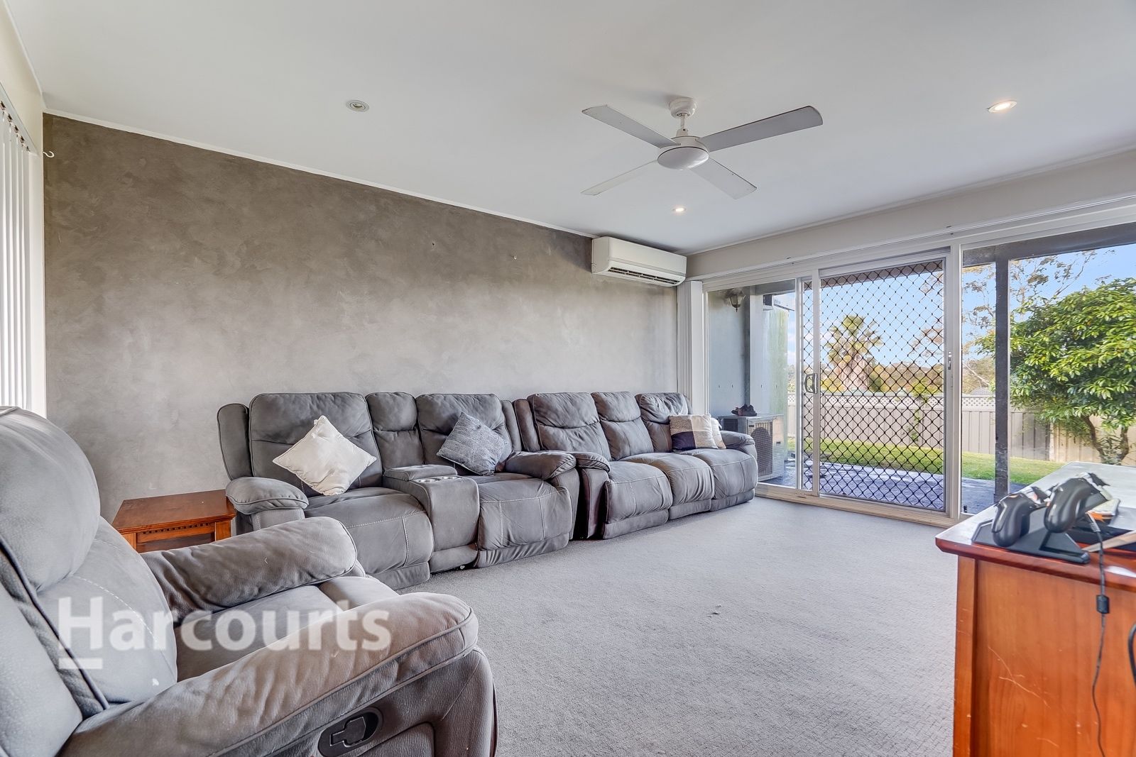 10 Pine Avenue, Bradbury NSW 2560, Image 2