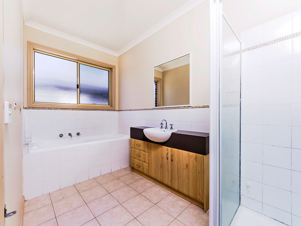 1/4 Bedford Court, Hoppers Crossing VIC 3029, Image 2