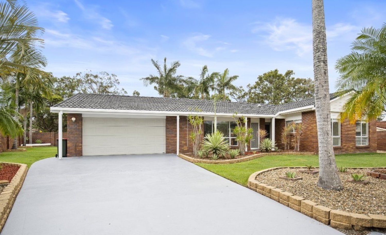 4 bedrooms House in 2 Loxton Court HELENSVALE QLD, 4212