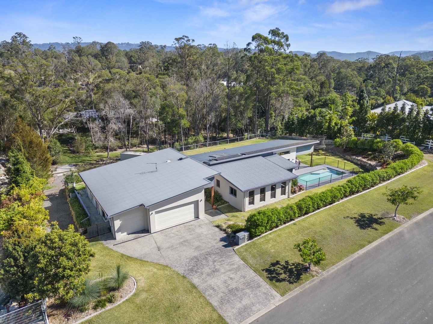 5 bedrooms House in 69 Huntington Drive MAUDSLAND QLD, 4210