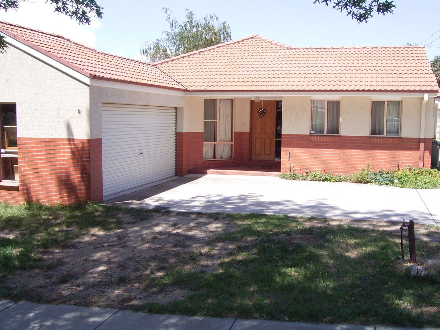 1/4 Hutchins Street, Yarralumla ACT 2600 Townhouse For Rent Domain