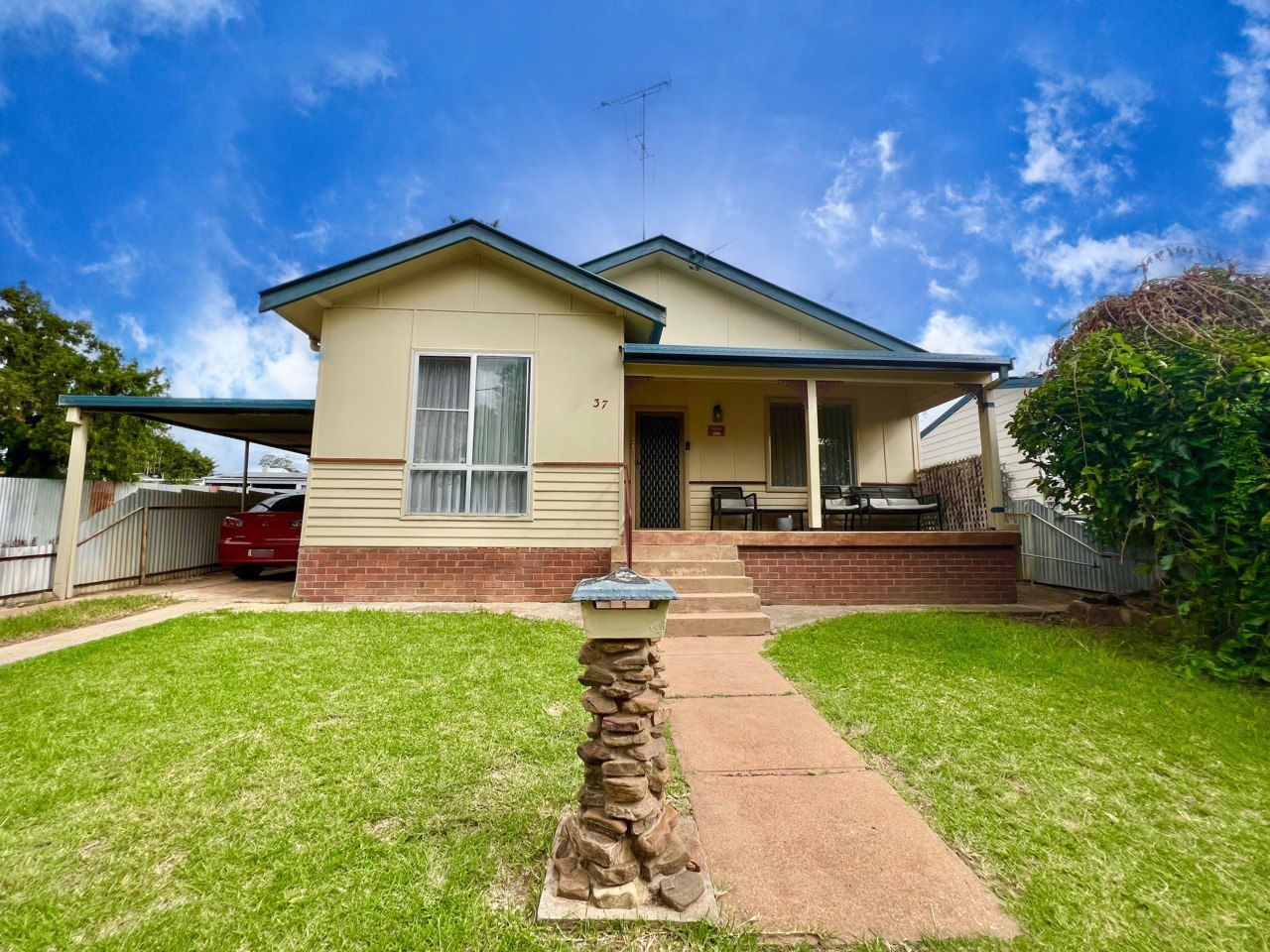 3 bedrooms House in 37 Woodward Street PARKES NSW, 2870