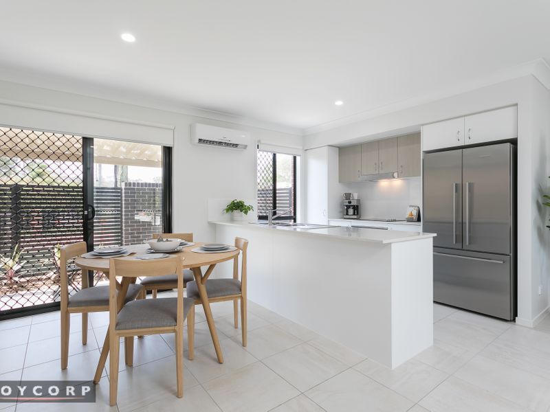 3 bedrooms Townhouse in 11 Rachow St THORNLANDS QLD, 4164