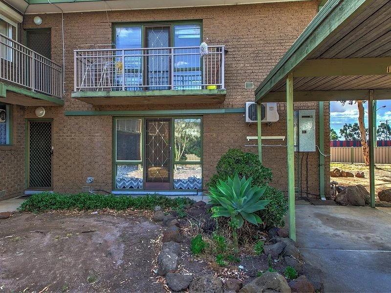 1/128 East Esplanade, St Albans VIC 3021