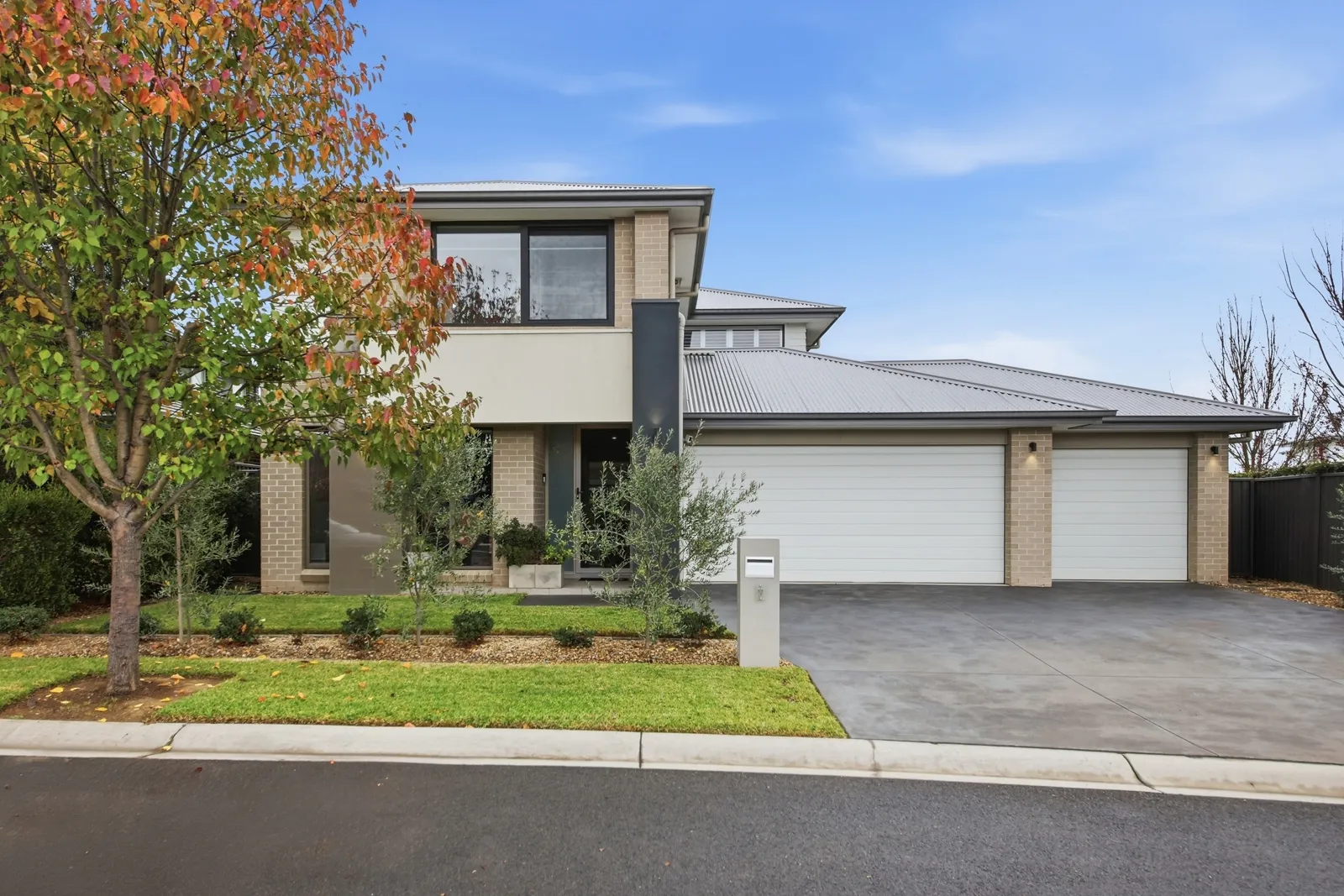 Entertainers Haven on 671 m², Oran Park