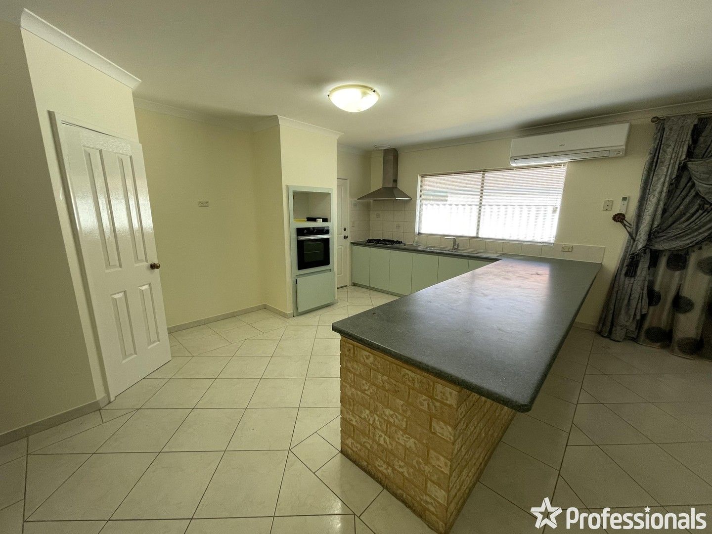 4 bedrooms House in 9 Newhaven Place CANNING VALE WA, 6155