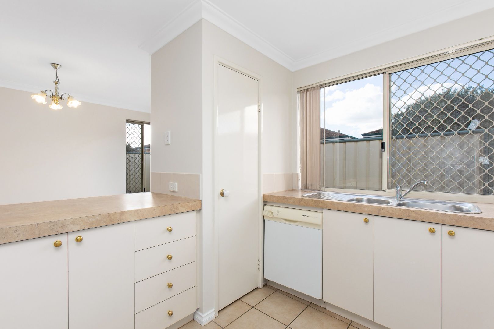 4/4-12 Ayer Road, Queens Park WA 6107, Image 2