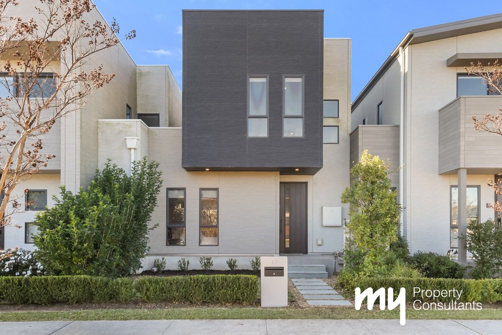 3 bedrooms House in 17 Ravenwood Street GLEDSWOOD HILLS NSW, 2557