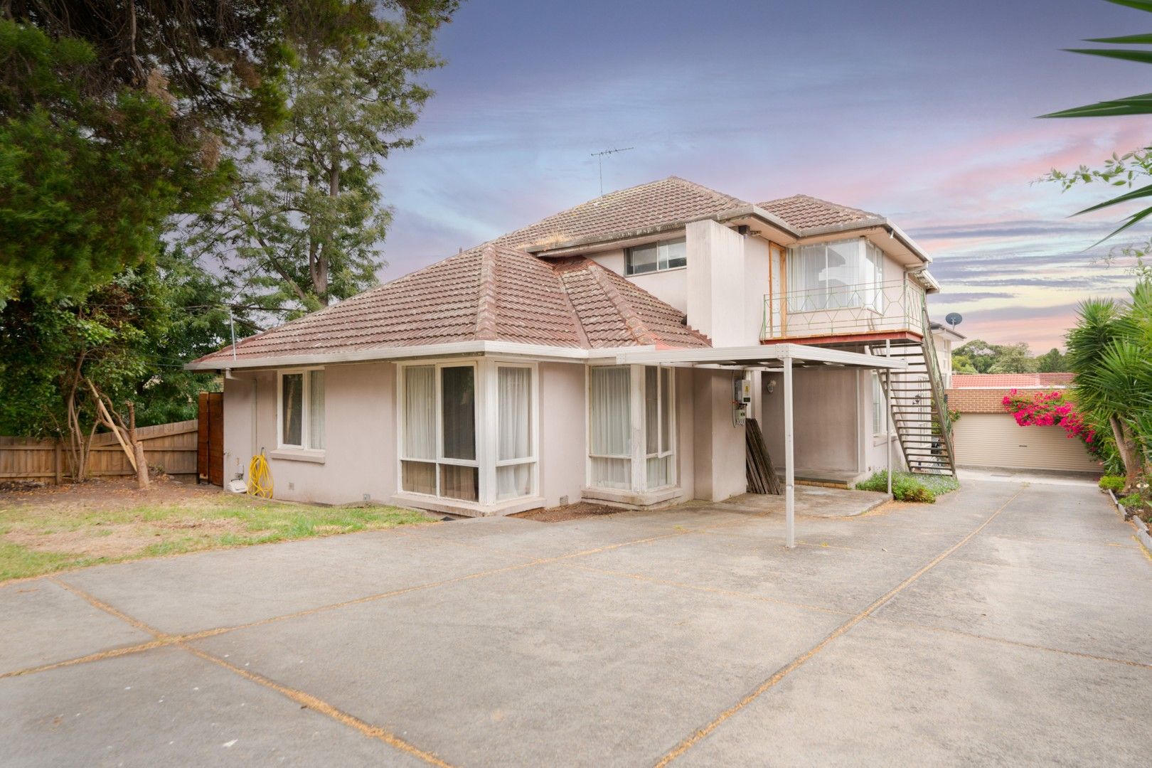 4 bedrooms Townhouse in 27 Rhonda Street MOUNT WAVERLEY VIC, 3149