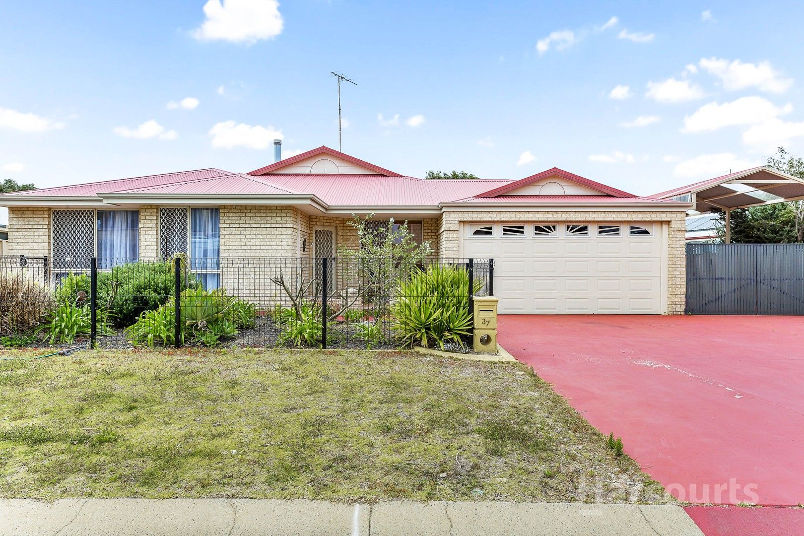 4 bedrooms House in 37 Belinda Loop DAWESVILLE WA, 6211