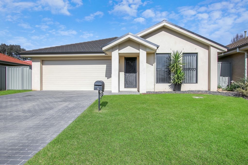 3 bedrooms House in 5 Firetail Street THURGOONA NSW, 2640
