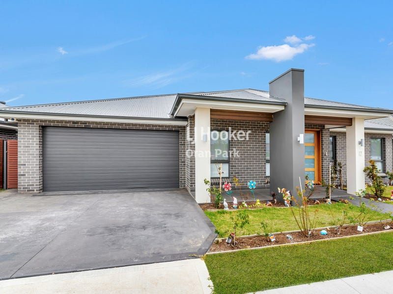 4 bedrooms House in 12 Austen Circuit ORAN PARK NSW, 2570