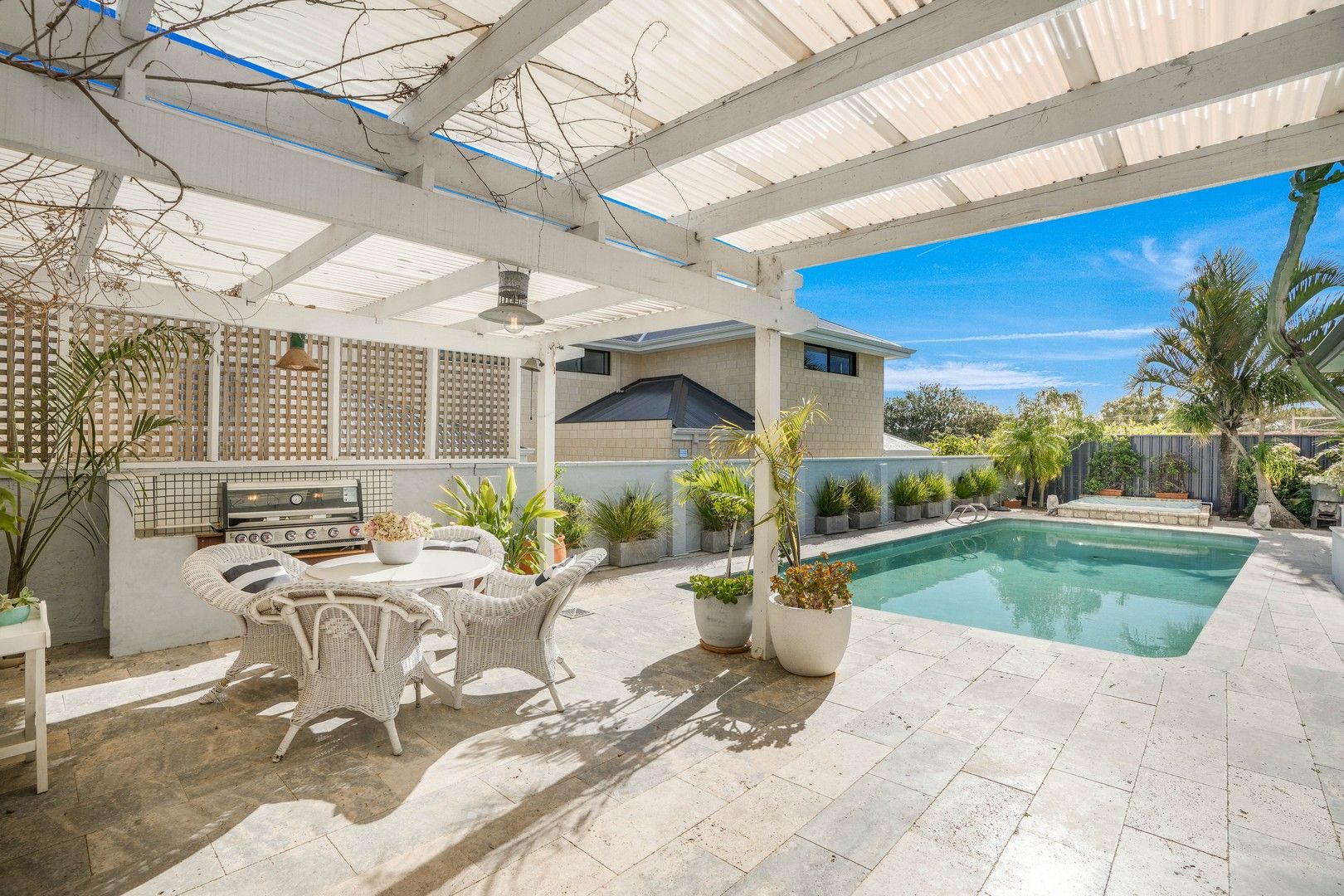 5 bedrooms House in 27 Oleander Way KALLAROO WA, 6025