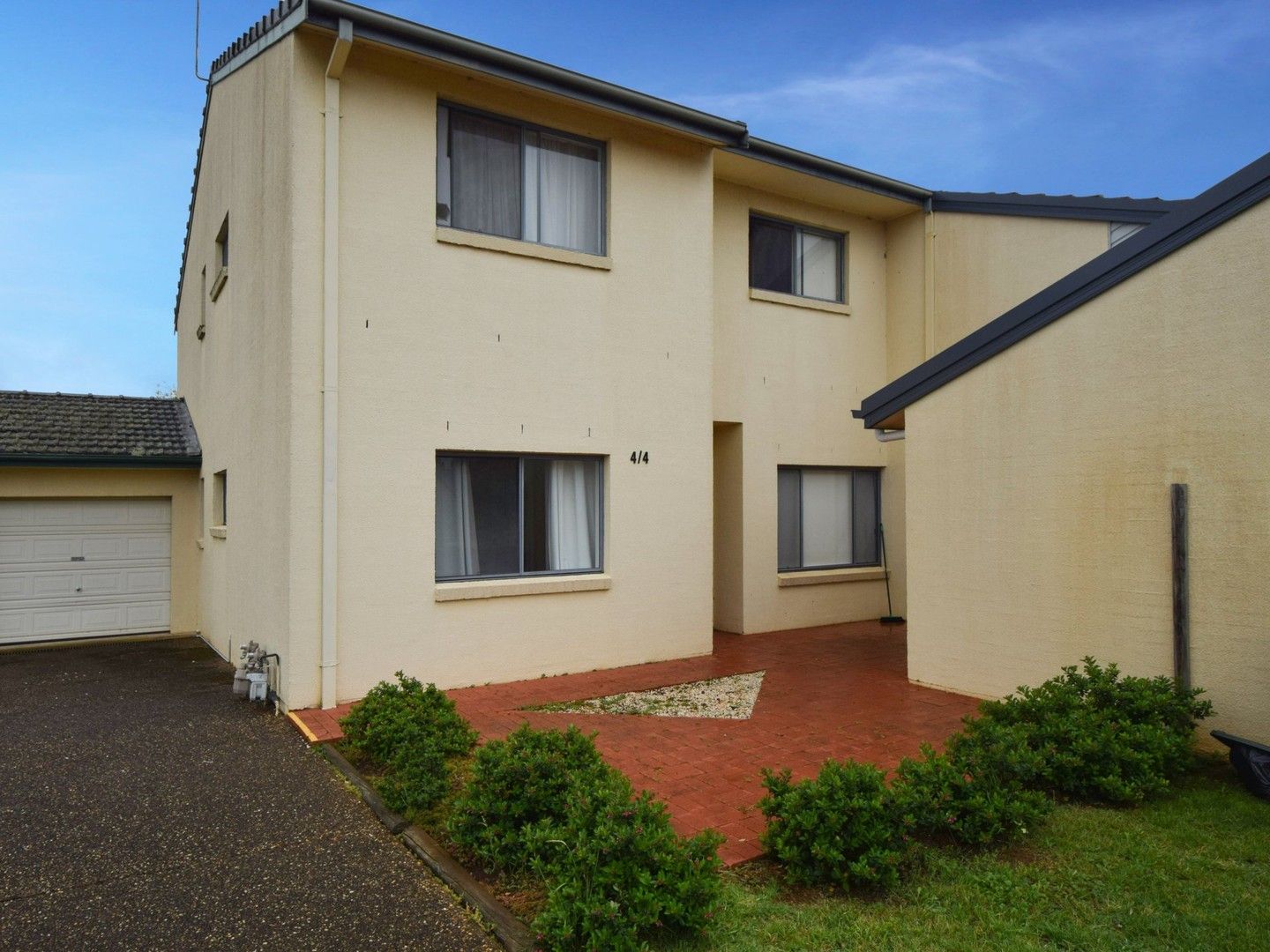 Unit 4/4 Old Barracks Lane, Young NSW 2594, Image 0