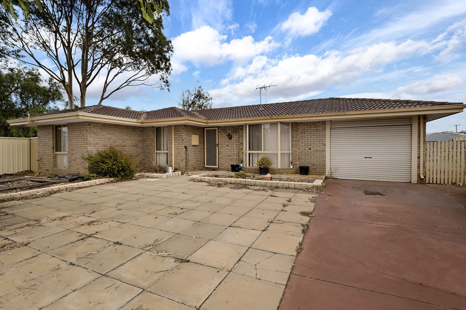 3 bedrooms House in 11 Astron Place WAGGRAKINE WA, 6530