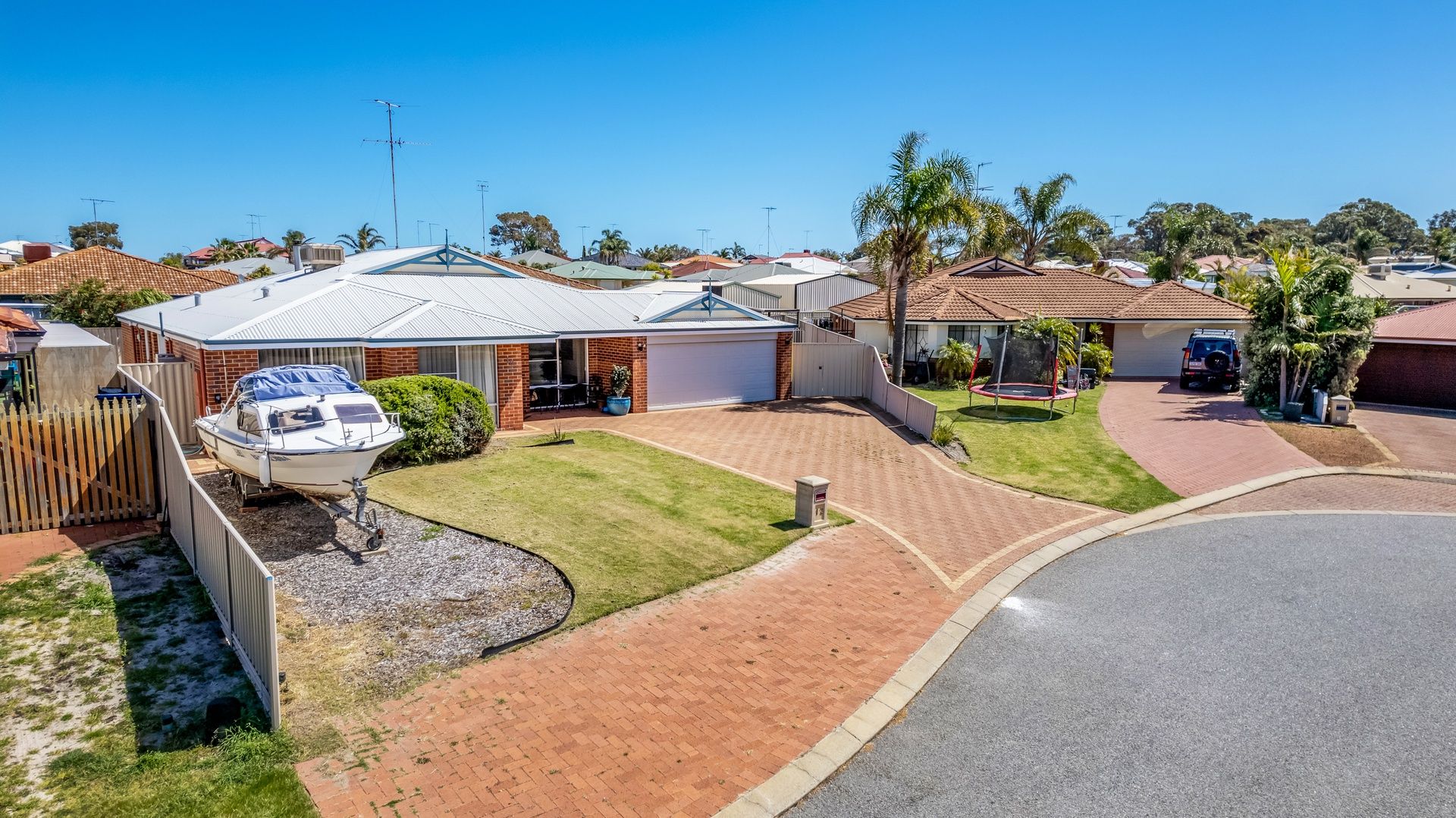 4 bedrooms House in 12 Lilac Green HALLS HEAD WA, 6210