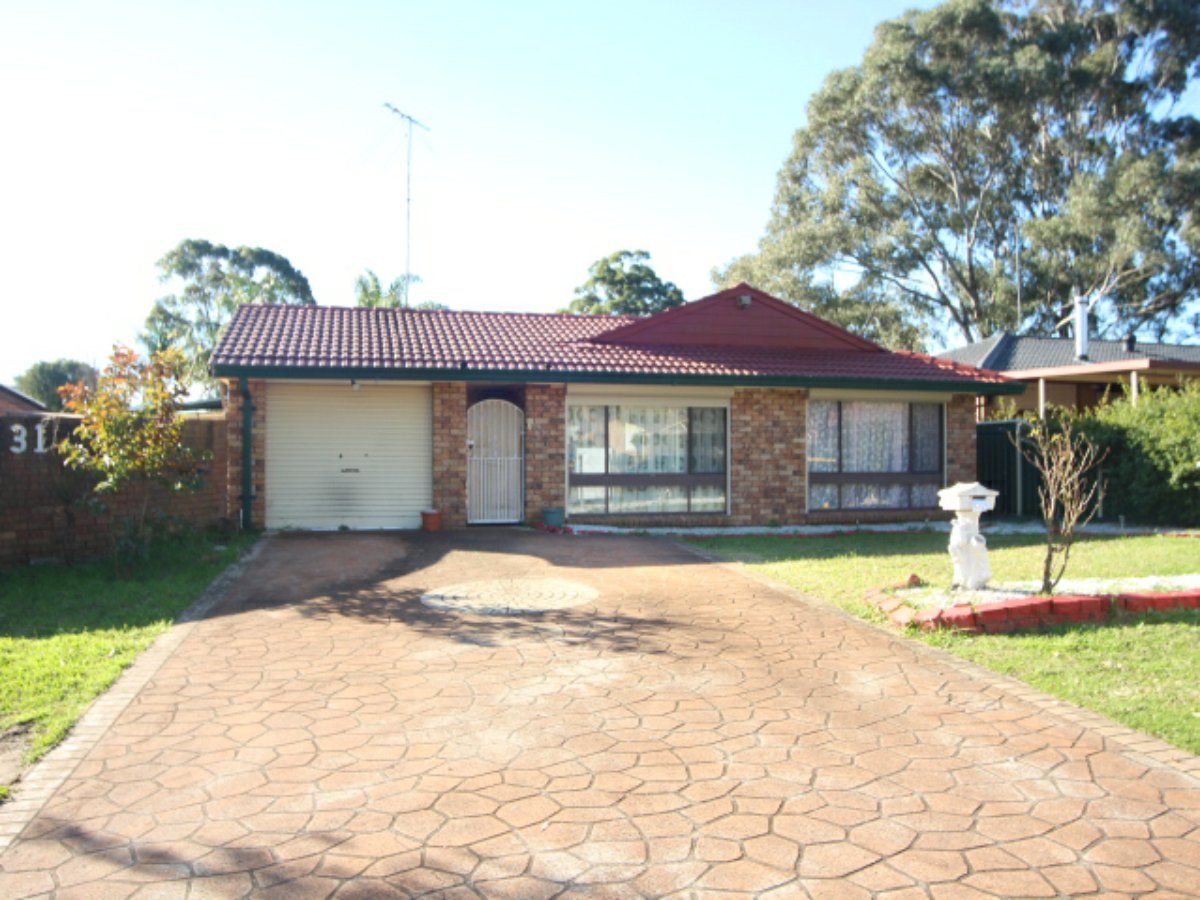 3 bedrooms House in 31 Rutherglen Drive ST ANDREWS NSW, 2566