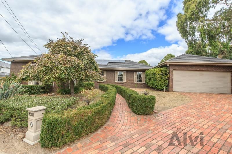 4 bedrooms House in 1 Cotswold Court GLEN WAVERLEY VIC, 3150