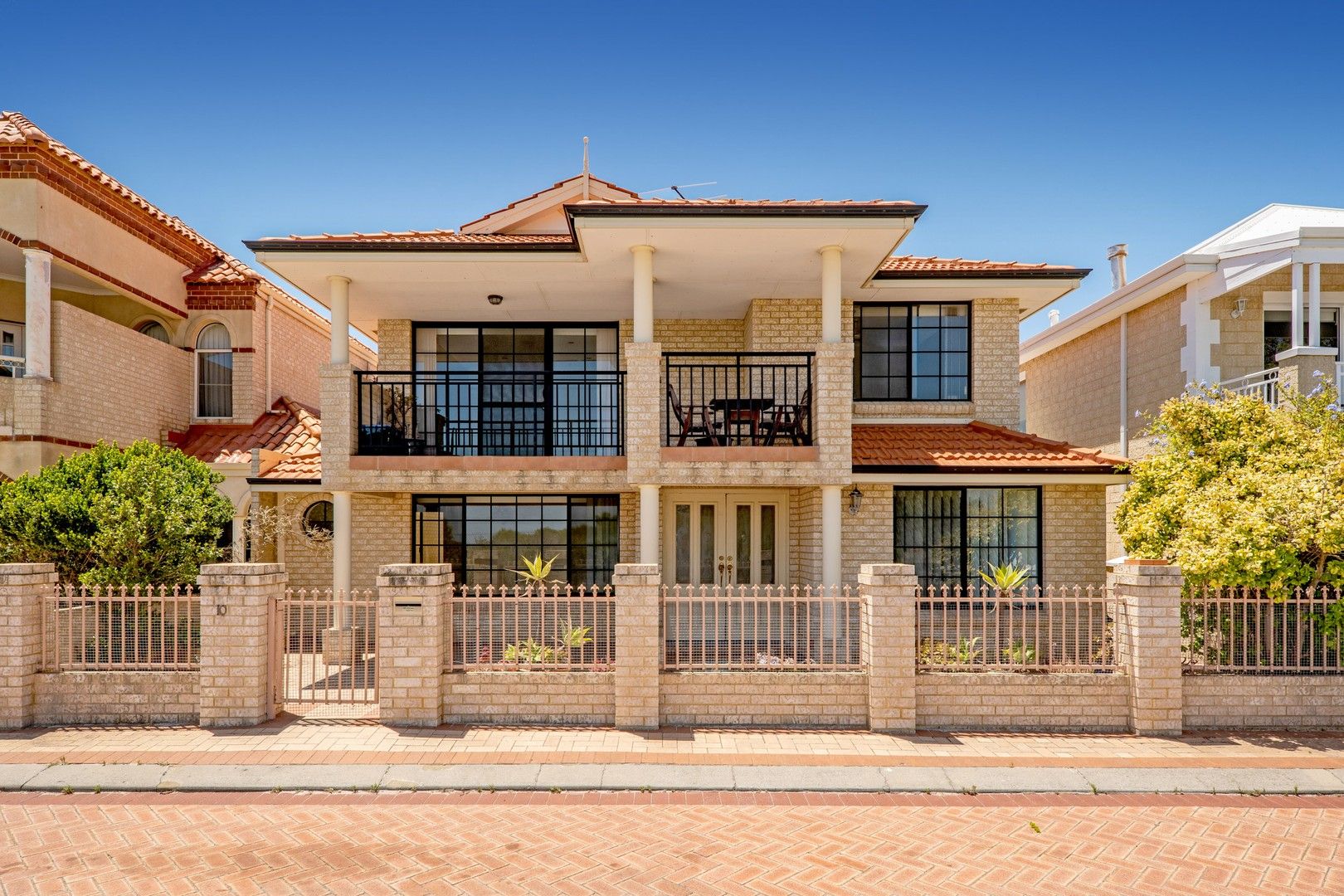 4 bedrooms House in 10 Quayside Mews HILLARYS WA, 6025