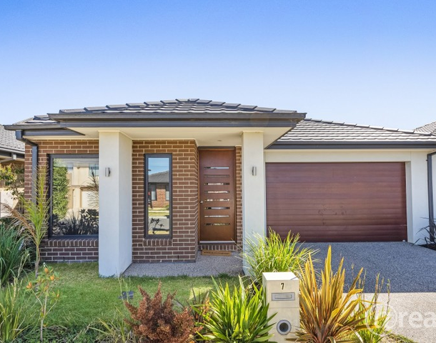 7 Whispering Way, Clyde North VIC 3978