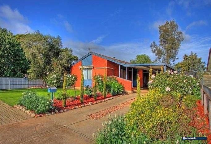 4 bedrooms House in 3 Lulama Crescent MUNNO PARA SA, 5115