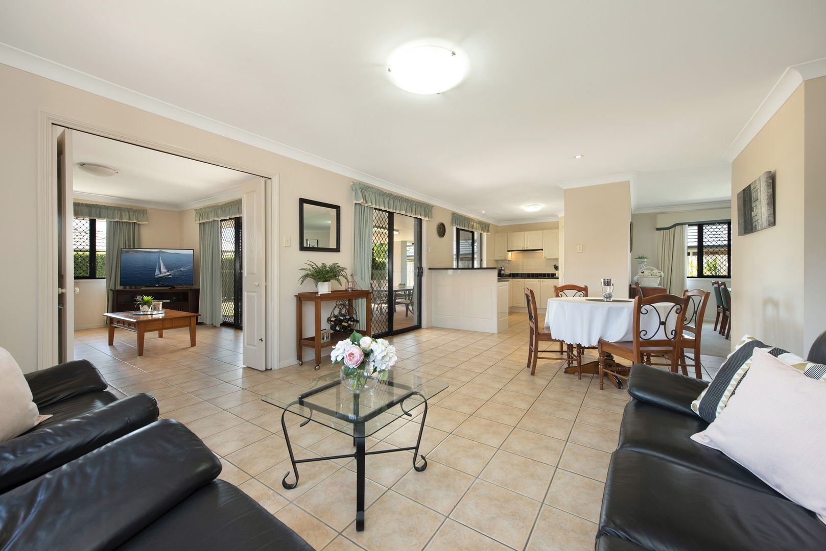 52 Berkshire Crescent, Wishart QLD 4122, Image 2