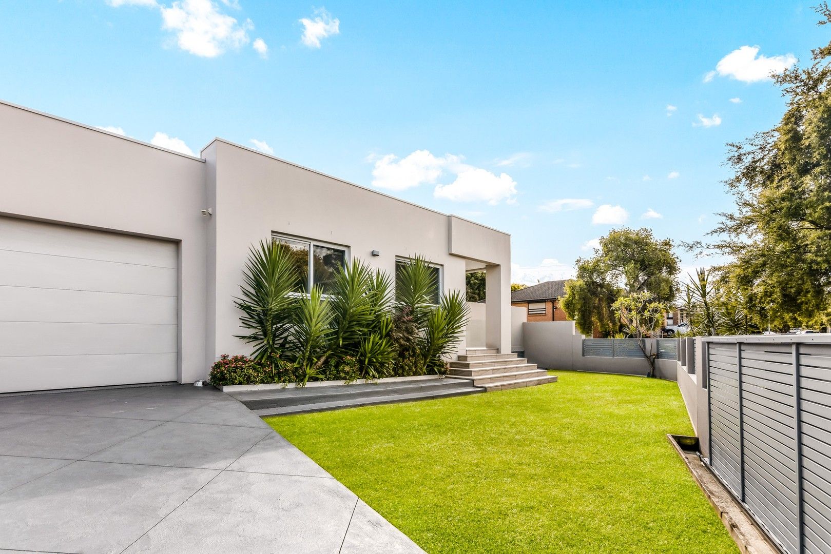 4 bedrooms House in 10 Bougainville Avenue BOSSLEY PARK NSW, 2176