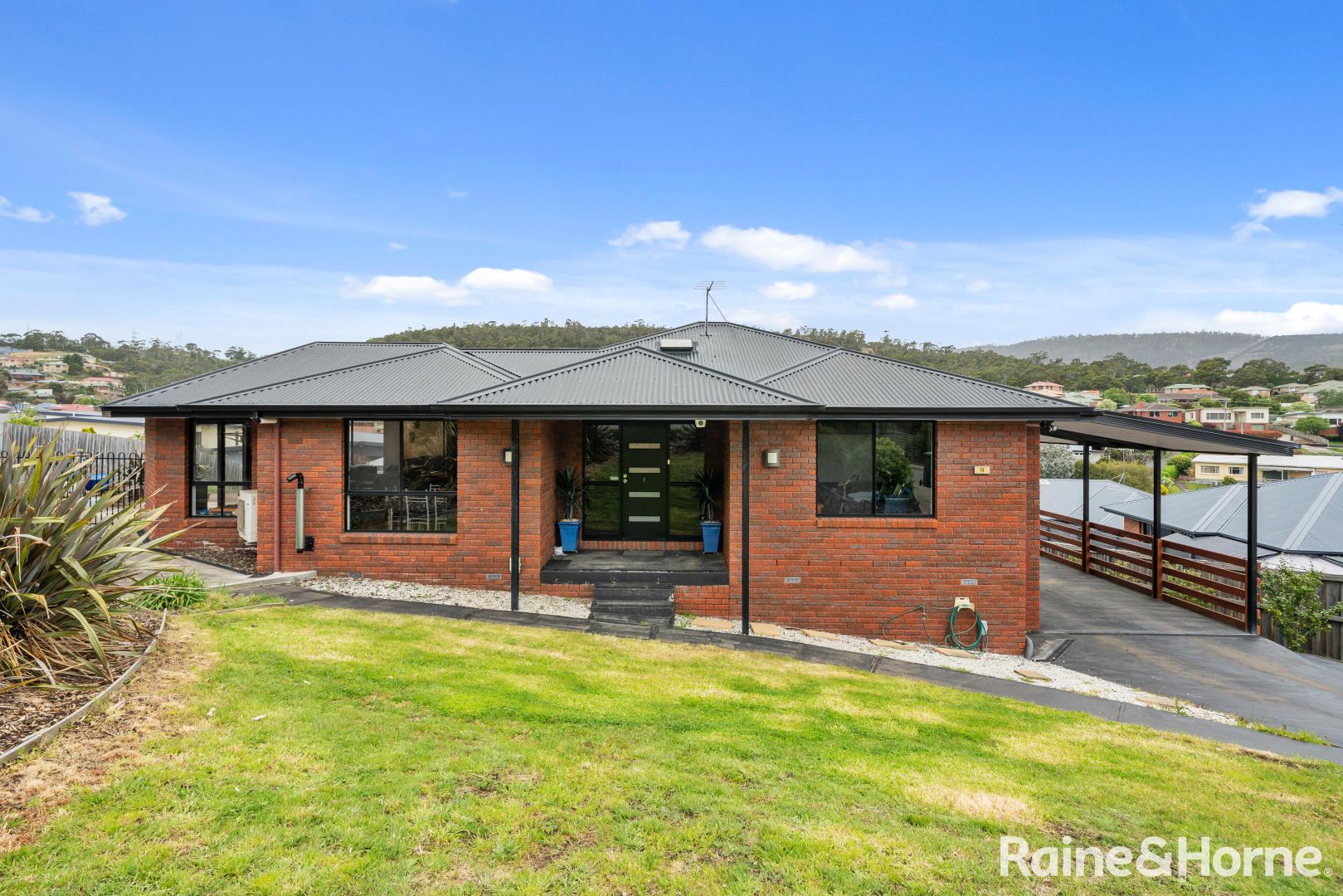 18 Dumbarton Drive, Geilston Bay Property History & Address Research