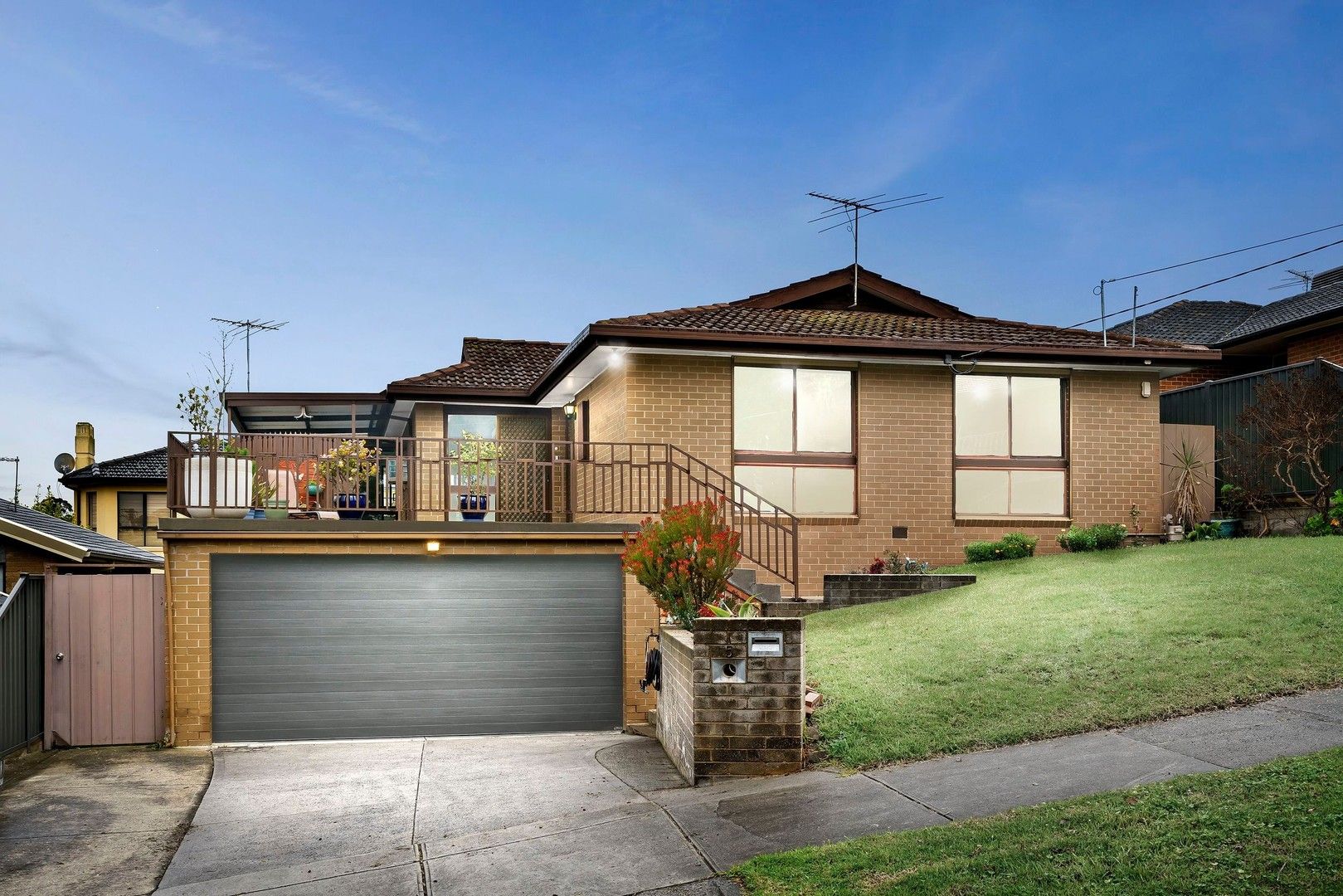 3 bedrooms House in 5 Christina Court AVONDALE HEIGHTS VIC, 3034