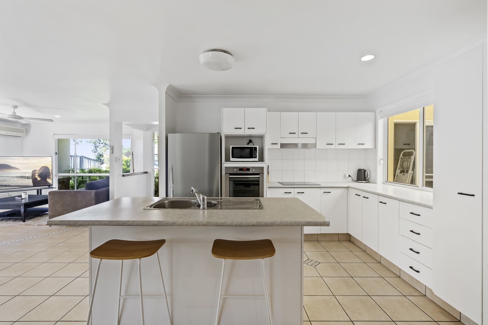 3 bedrooms House in 43 Rainbird Close BURLEIGH WATERS QLD, 4220