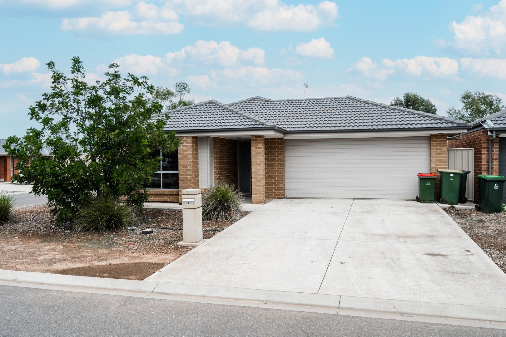 4 bedrooms House in 8 Kalamata Court MUNNO PARA WEST SA, 5115