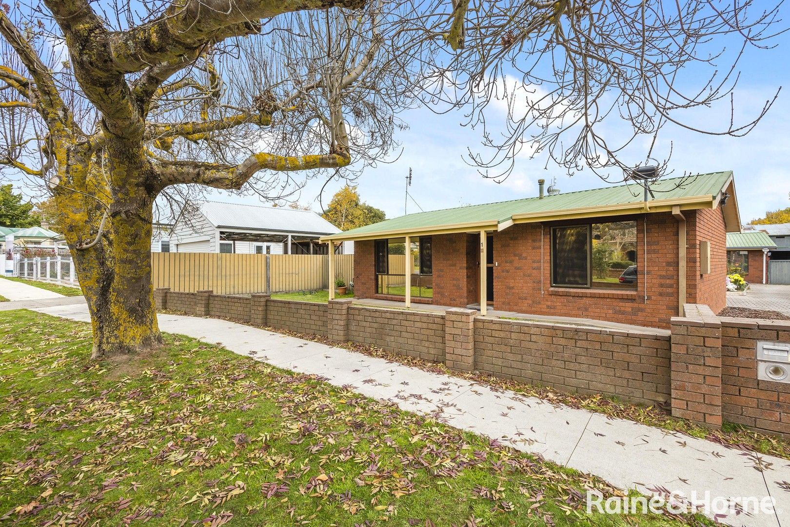 2 bedrooms Apartment / Unit / Flat in 1/11 Edgecombe Street KYNETON VIC, 3444