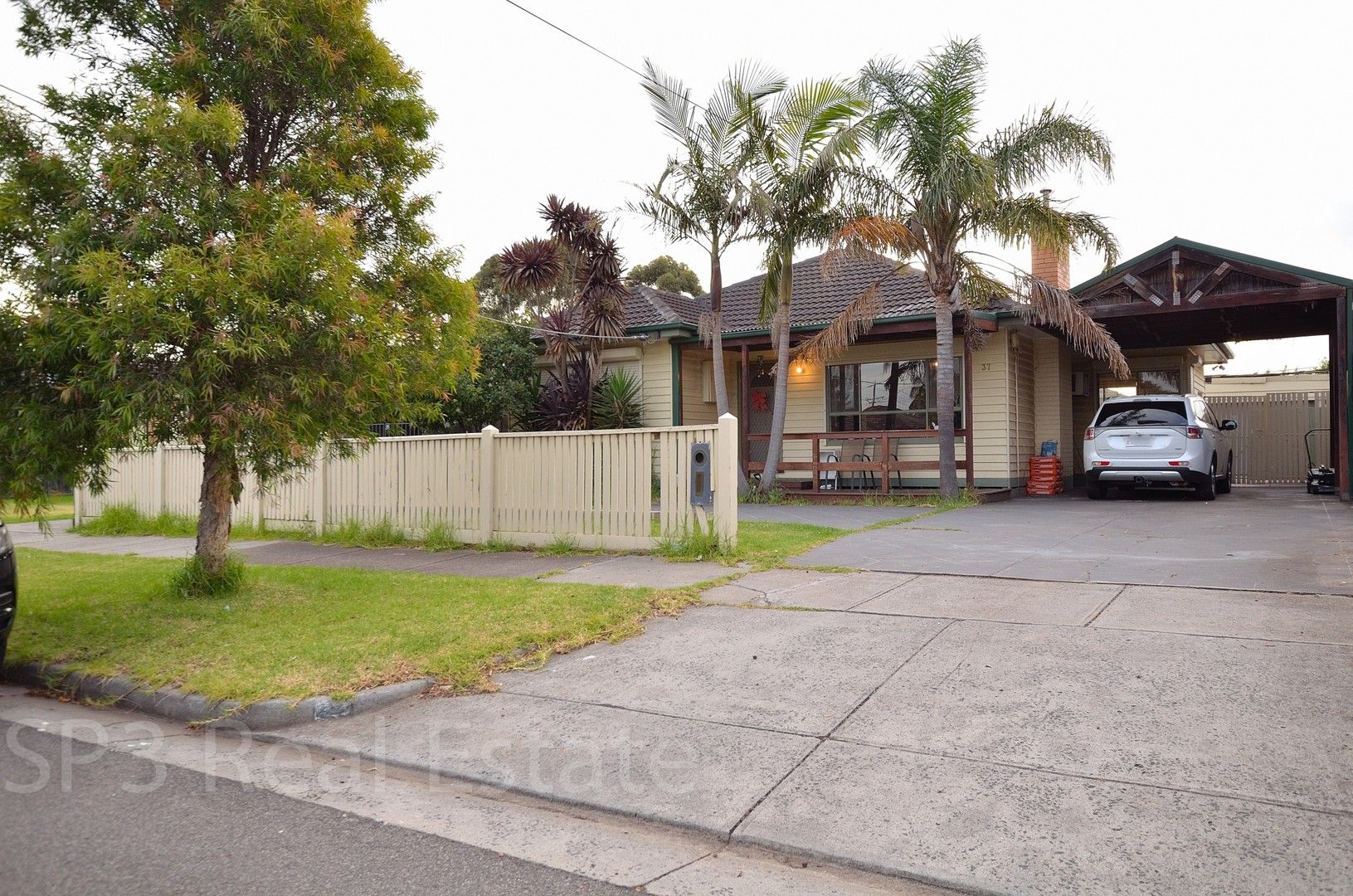 5 bedrooms House in 37 Hogan Street DEER PARK VIC, 3023