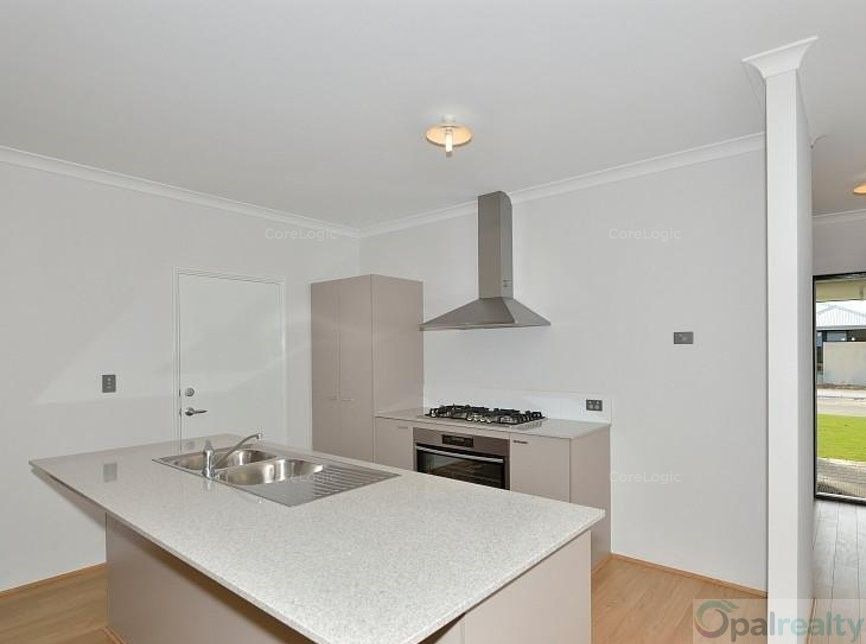 4 bedrooms House in 8 Triller Lane ERSKINE WA, 6210