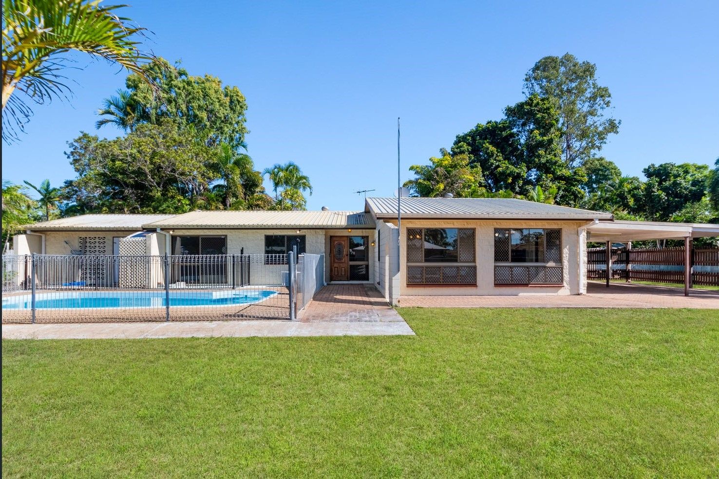 5 bedrooms House in 2 Beech Court BUSHLAND BEACH QLD, 4818