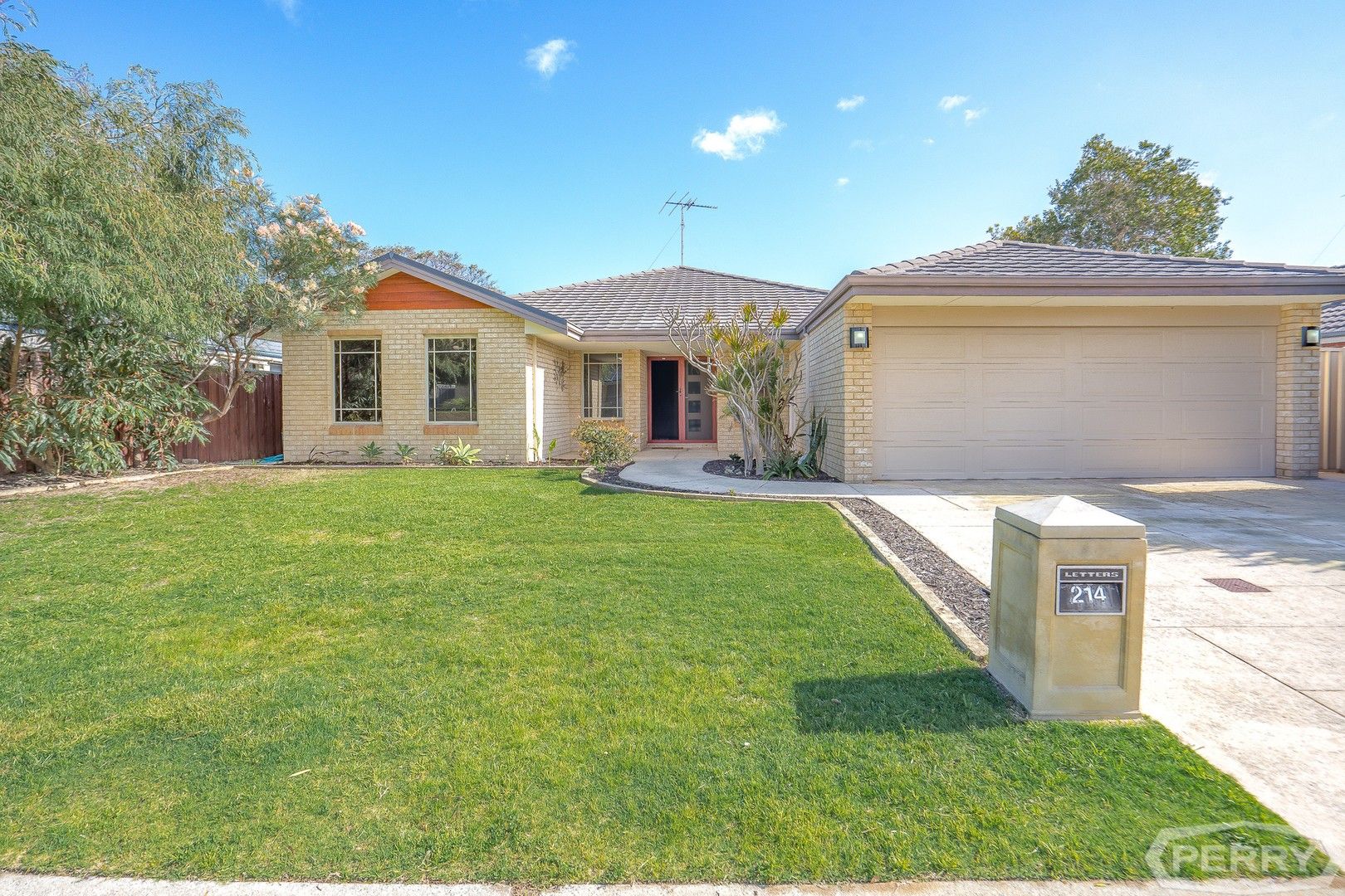4 bedrooms House in 214 Peelwood Parade HALLS HEAD WA, 6210