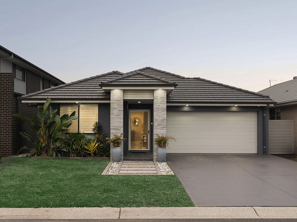 4 bedrooms House in 19 Vines Way ORAN PARK NSW, 2570