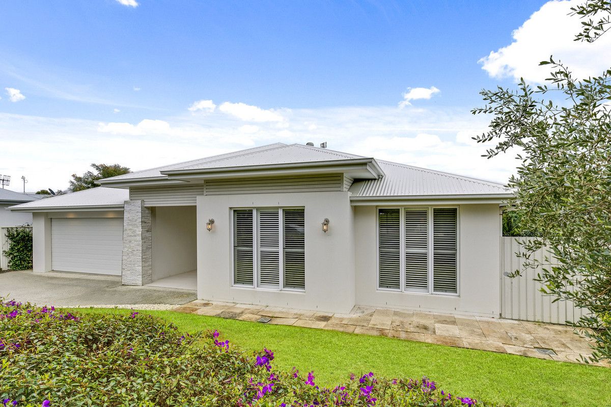 4 bedrooms House in 10 White Beech Road NOOSA HEADS QLD, 4567