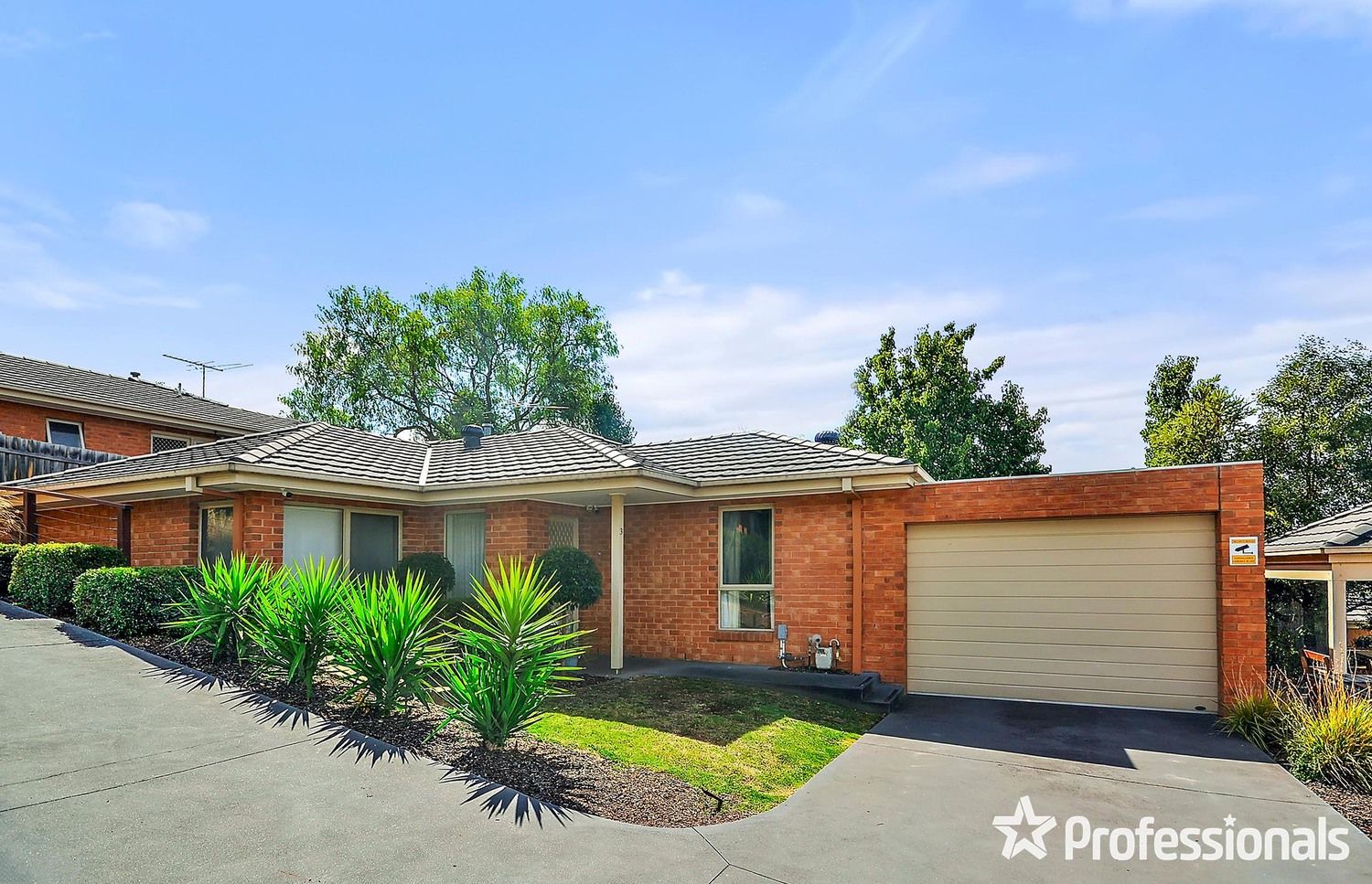 3 bedrooms Apartment / Unit / Flat in 3/11 Peden Street CHIRNSIDE PARK VIC, 3116