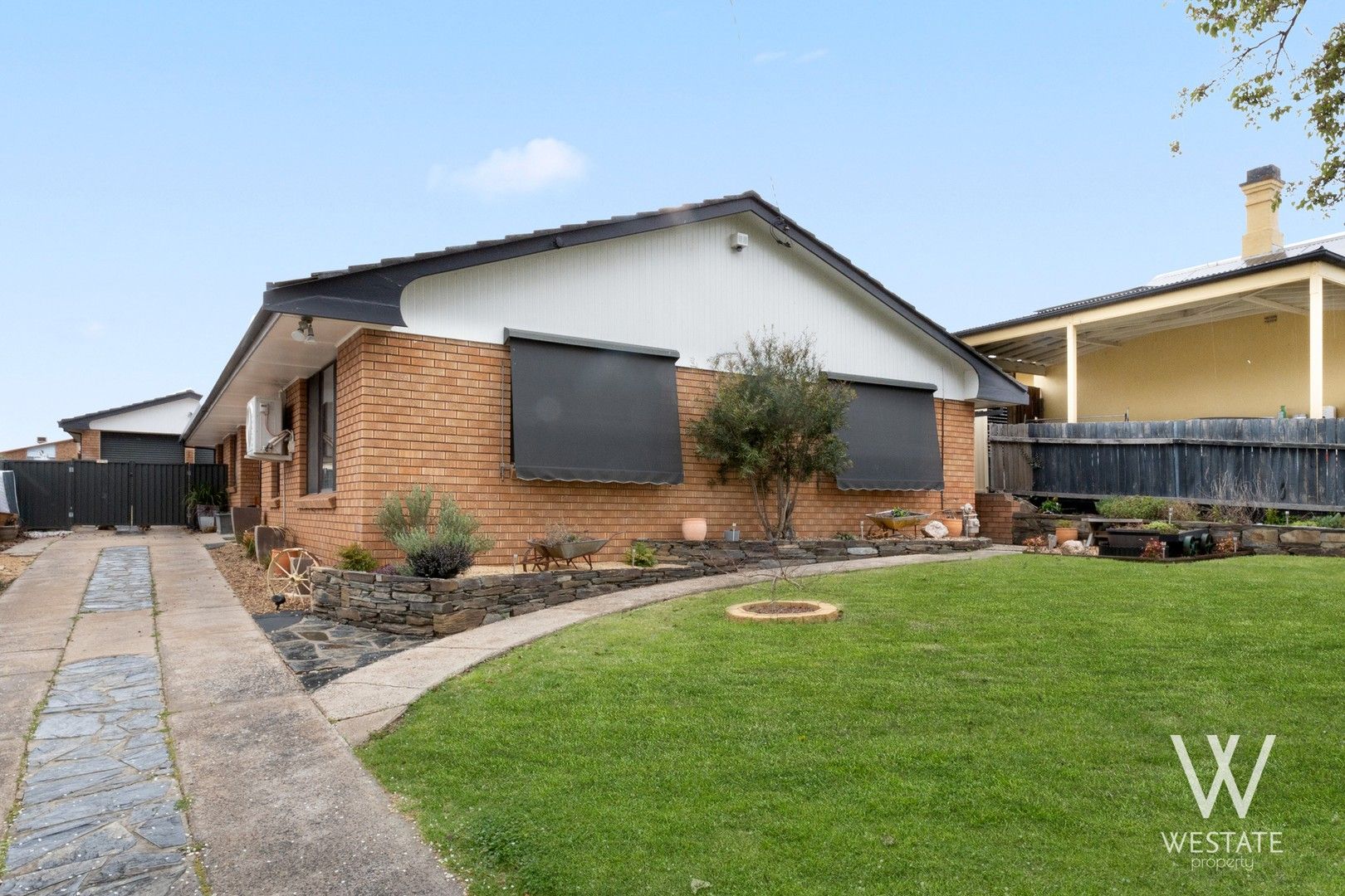 5 bedrooms House in 8 Hamley Close SOUTH BATHURST NSW, 2795