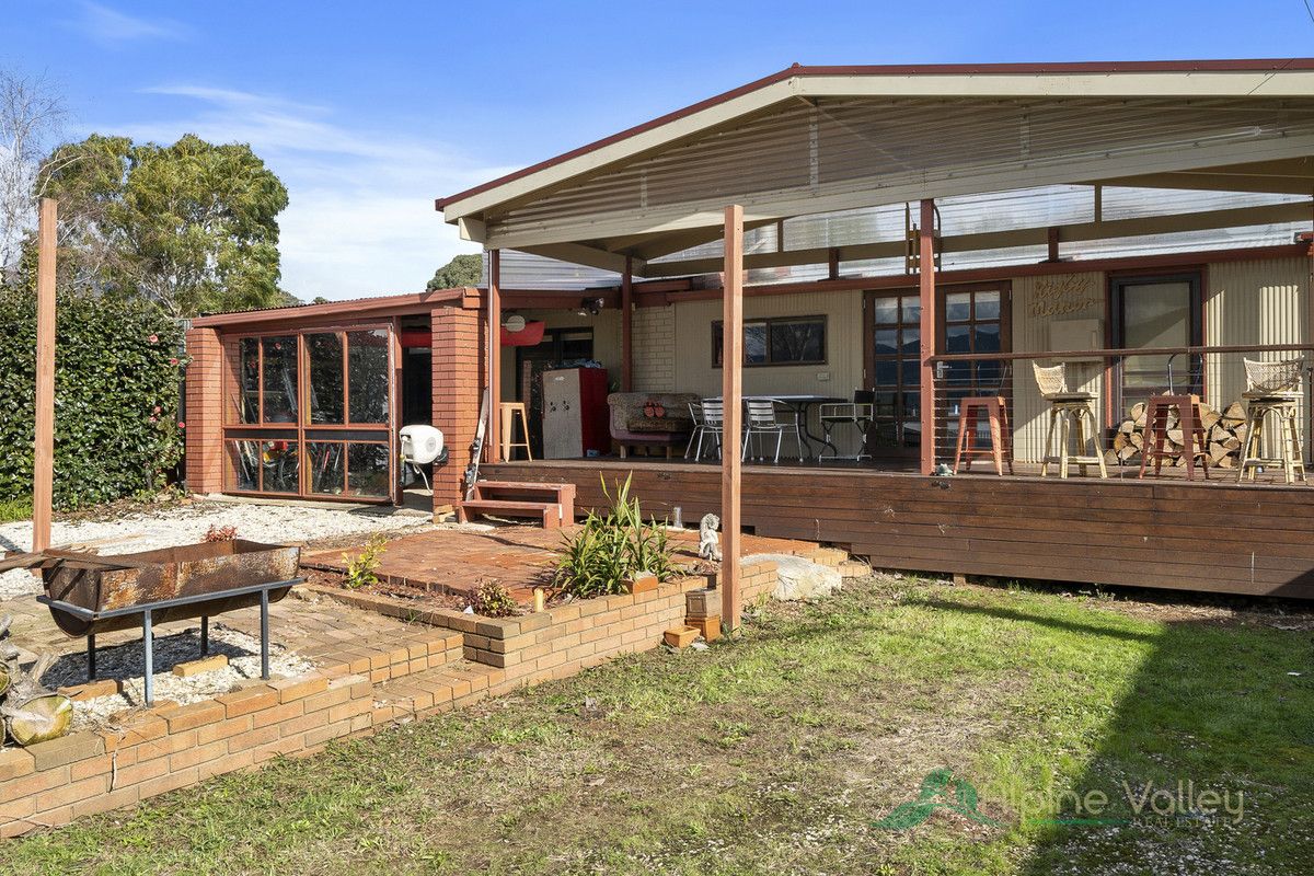 32 Young Crescent, Tawonga South VIC 3698, Image 0