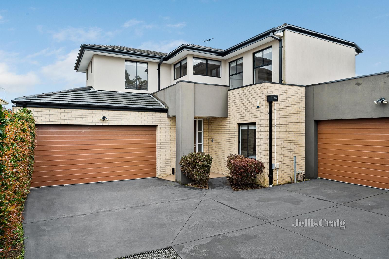 4 bedrooms Townhouse in 2/111 Blackburn Road MOUNT WAVERLEY VIC, 3149