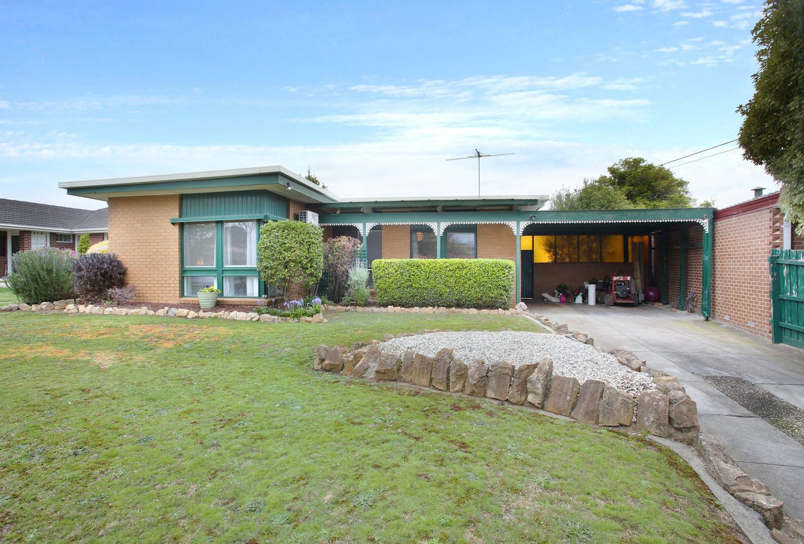 3 bedrooms House in 10 Ilora Court GLEN WAVERLEY VIC, 3150